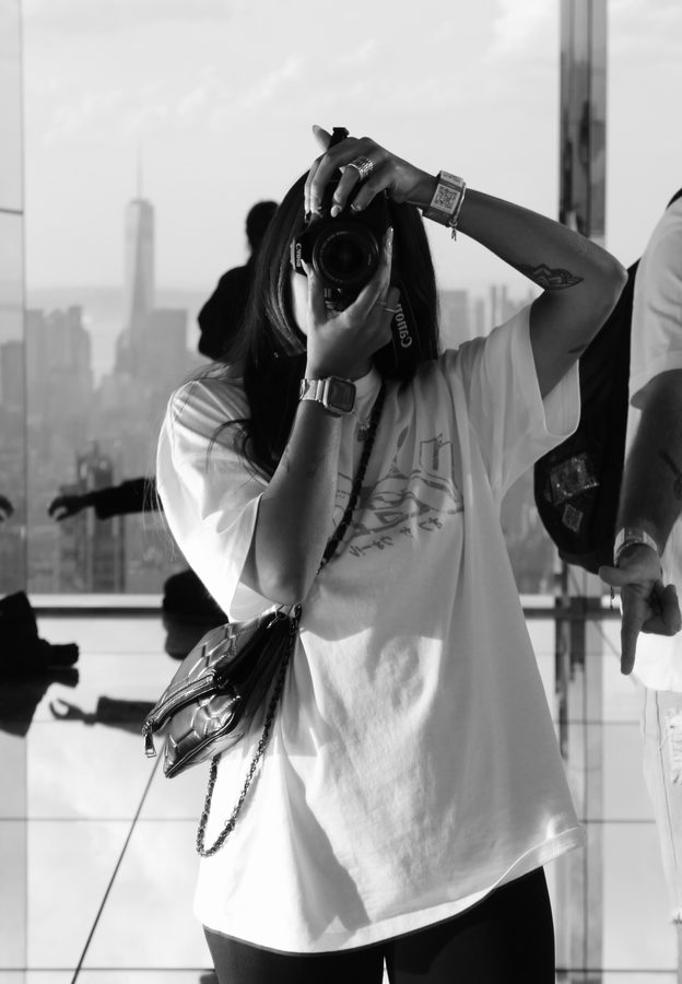 Camila fotografiando frente a la ciudad