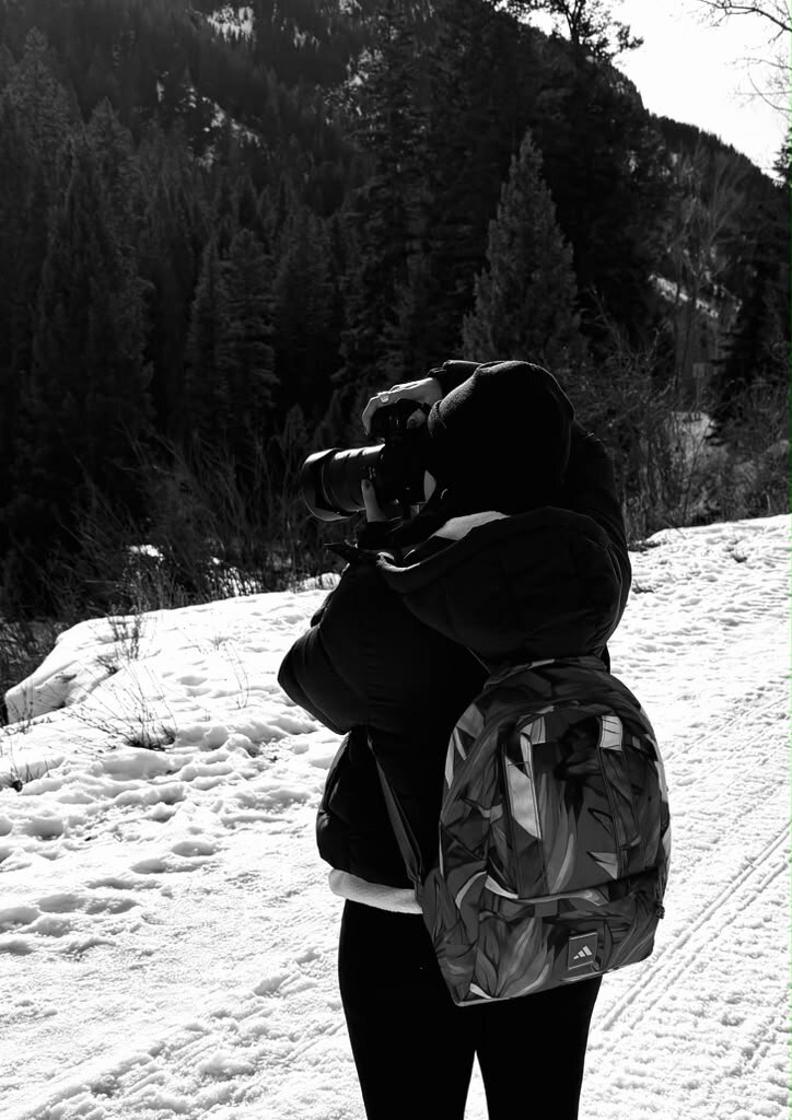Camila fotografiando en la nieve