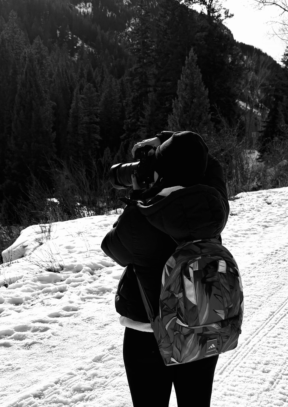 Camila, fotógrafa de bima, fotografiando un paisaje de montaña nevado